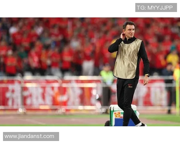 足球明星挑战滑草意外摔倒引发热议网友纷纷调侃其运动能力不足