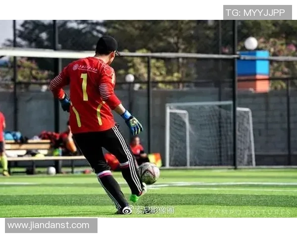 足球明星的手拿包时尚潮流新选择引领运动与生活的完美结合